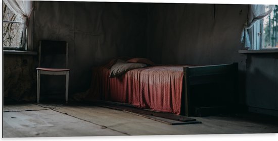 Dibond - Bed met Rood Dekbedovertrek in Houten Kamer - 100x50 cm Foto op Aluminium (Met Ophangsysteem)