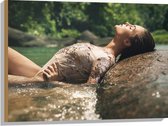 Hout - Poserende Vrouw in Glitter Zwemkleding in Rivier - 80x60 cm - 9 mm dik - Foto op Hout (Met Ophangsysteem)