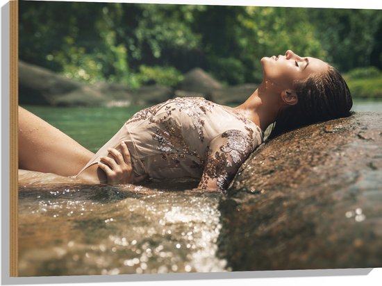 Hout - Poserende Vrouw in Glitter Zwemkleding in Rivier - 80x60 cm - 9 mm dik - Foto op Hout (Met Ophangsysteem)