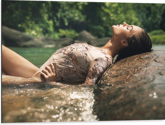 Dibond - Poserende Vrouw in Glitter Zwemkleding in Rivier - 80x60 cm Foto op Aluminium (Wanddecoratie van metaal)