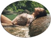Dibond Ovaal - Poserende Vrouw in Glitter Zwemkleding in Rivier - 80x60 cm Foto op Ovaal (Met Ophangsysteem)