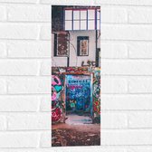 Muursticker - Binnenkant van Gebouw met Kleurijke Graffiti - 20x60 cm Foto op Muursticker