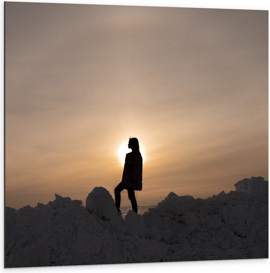 WallClassics - Dibond - Silhouet van Vrouw op Hoop Sneeuw - 100x100 cm Foto op Aluminium (Wanddecoratie van metaal)