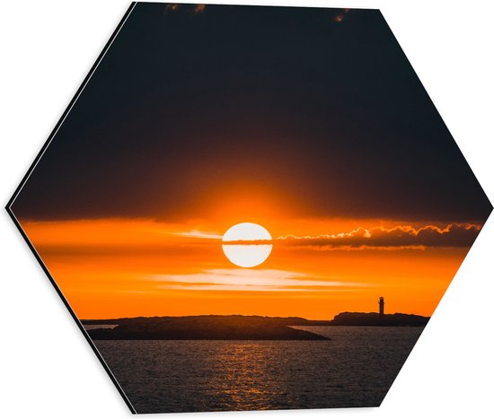 WallClassics - Dibond Hexagon - Silhouet Vuurtoren bij Zonsondergang - 40x34.8 cm Foto op Hexagon (Met Ophangsysteem)