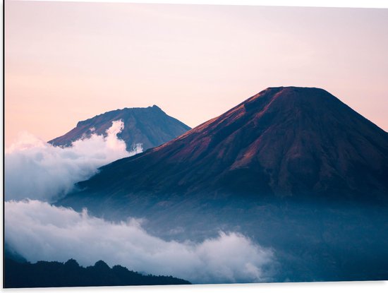 Dibond - Wolken tussen de Grote Volkanen - 80x60 cm Foto op Aluminium (Wanddecoratie van metaal)