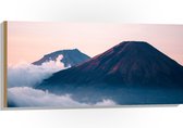 Hout - Wolken tussen de Grote Volkanen - 100x50 cm - 9 mm dik - Foto op Hout (Met Ophangsysteem)