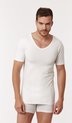 Homme portant un t-shirt blanc à col V profond et un slip blanc, vu de face.
