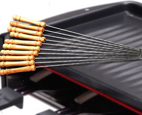 Tien metalen BBQ-spiesen met houten handvatten, op een grillpan.