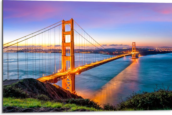Dibond - Verlichte Golden Gate Bridge in de Avond in San Francisco - 75x50 cm Foto op Aluminium (Met Ophangsysteem)