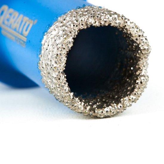 Detail van de diamantcoating op de snijkant van een blauwe Qerato diamantboor.
