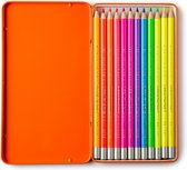Douze crayons néon dans une boîte en métal orange. Classés du jaune au rouge, avec des extrémités argentées.