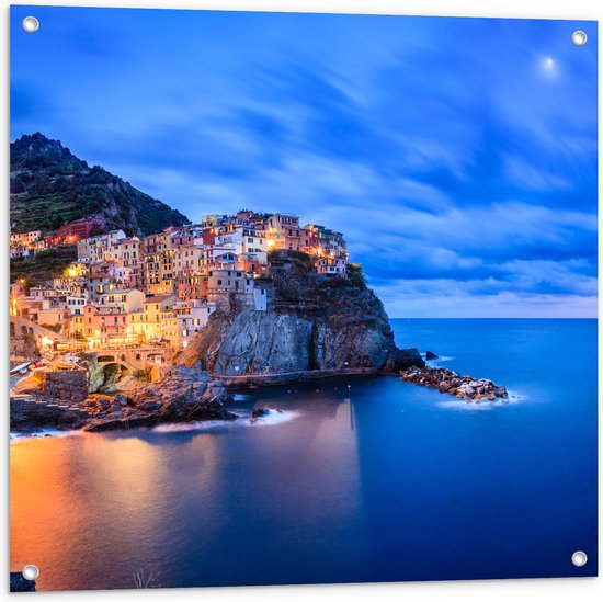 Tuinposter – Verlicht Dorpje op Berg aan de Kust van Ligurische Zee, Italië - 80x80 cm Foto op Tuinposter (wanddecoratie voor buiten en binnen)