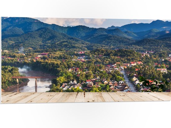 PVC Schuimplaat- Uitzicht over Dorpje aan de Rand van Berg in Laos - 100x50 cm Foto op PVC Schuimplaat
