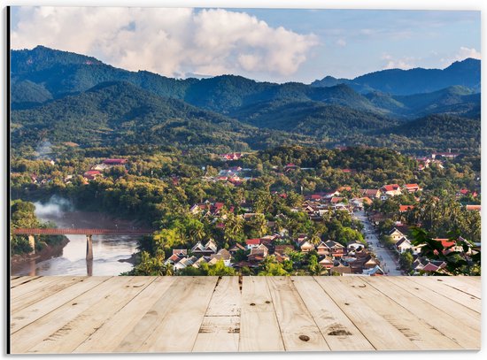Dibond - Uitzicht over Dorpje aan de Rand van Berg in Laos - 40x30 cm Foto op Aluminium (Wanddecoratie van metaal)