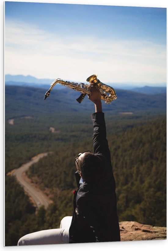 PVC Schuimplaat - Man met Trompet aan de Rand van Cliff met Uitzicht - 80x120 cm Foto op PVC Schuimplaat (Met Ophangsysteem)