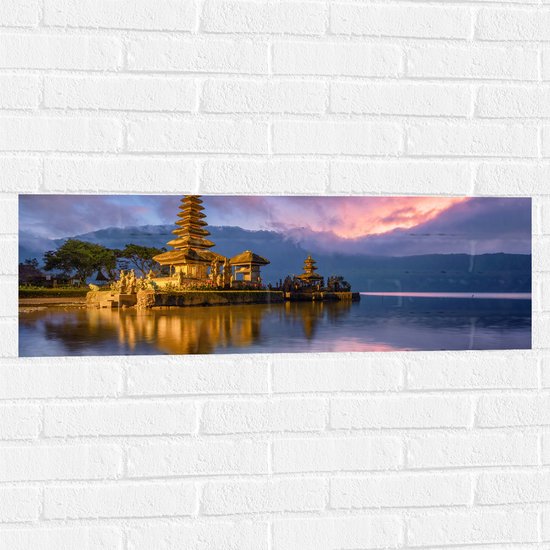 Muursticker - Gouden Lagen Pura Ulun Danu Bratan Tempel langs het Meer in Indonesië - 90x30 cm Foto op Muursticker