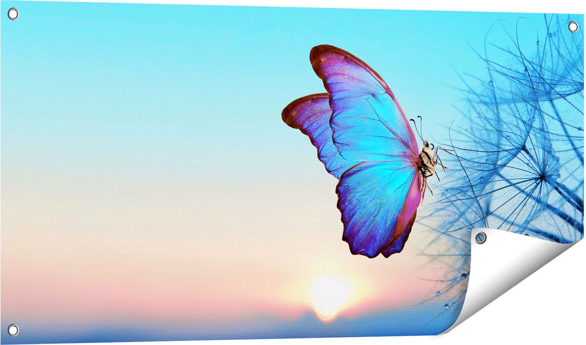 Gards Tuinposter Blauwe Vlinder bij Paardenbloemen - 100x50 cm - Tuindoek - Tuindecoratie - Wanddecoratie buiten - Tuinschilderij Multikleur