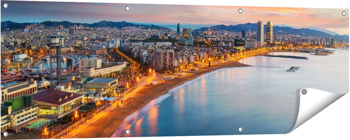 Gards Tuinposter Barcelona Strand met Stad bij Zonsondergang - 150x50 cm - Tuindoek - Tuindecoratie - Wanddecoratie buiten - Tuinschilderij Multikleur