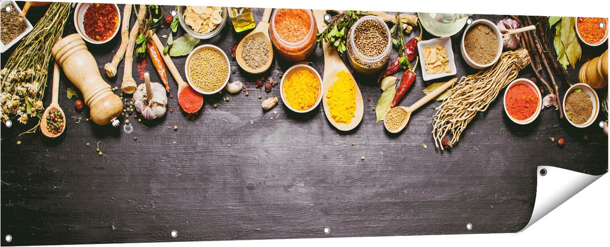 Gards Tuinposter Indiase Kruiden op een Zwarte Tafel - 180x60 cm - Tuindoek - Tuindecoratie - Wanddecoratie buiten - Tuinschilderij Multikleur