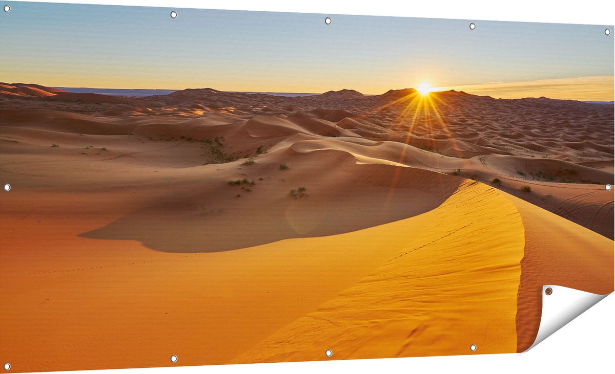 Gards Tuinposter Woestijn in de Sahara met een Opkomende Zon - 180x90 cm - Tuindoek - Tuindecoratie - Wanddecoratie buiten - Tuinschilderij Multikleur