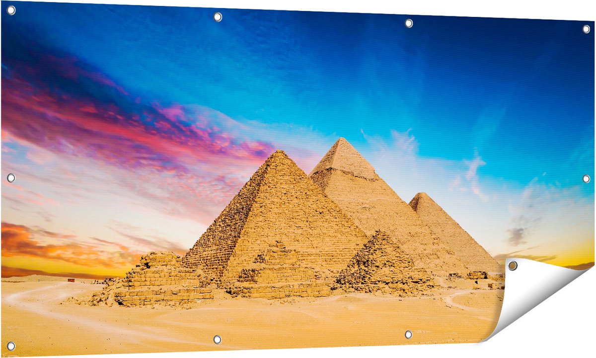 Gards Tuinposter Egyptische Piramides bij Zonsondergang - 140x70 cm - Tuindoek - Tuindecoratie - Wanddecoratie buiten - Tuinschilderij Multikleur