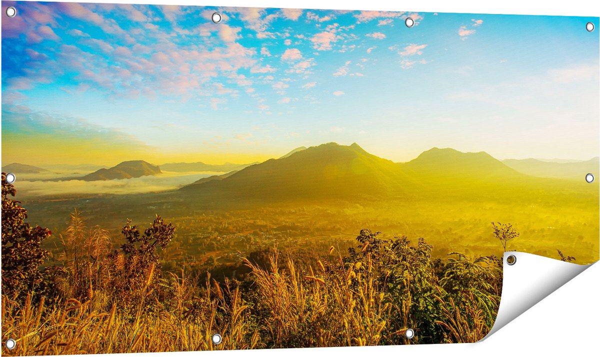 Gards Tuinposter Bergen met Mist in Thailand - 120x60 cm - Tuindoek - Tuindecoratie - Wanddecoratie buiten - Tuinschilderij Multikleur
