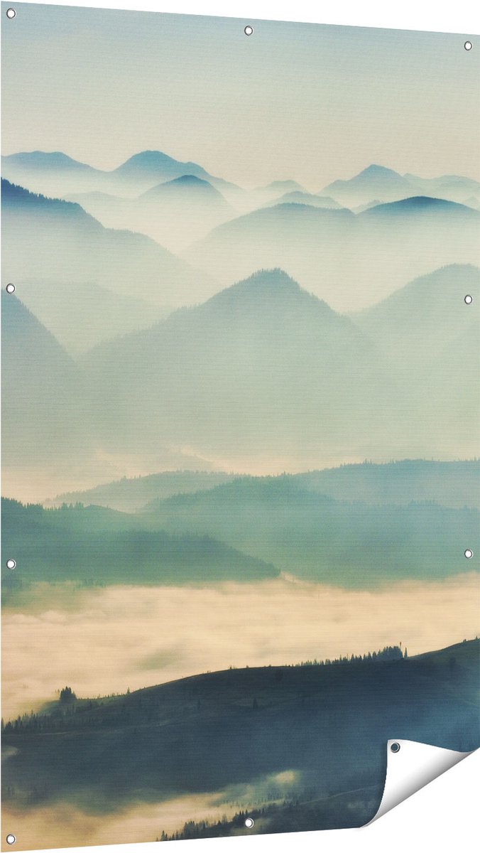 Gards Tuinposter Heuvel Landschap tijdens de Mist - 100x150 cm - Tuindoek - Tuindecoratie - Wanddecoratie buiten - Tuinschilderij Multikleur