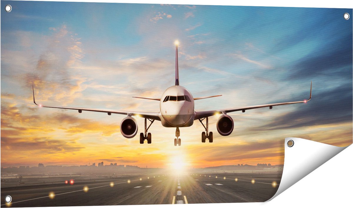 Gards Tuinposter Vliegtuig met een Landing op de Luchthaven - 100x50 cm - Tuindoek - Tuindecoratie - Wanddecoratie buiten - Tuinschilderij Multikleur