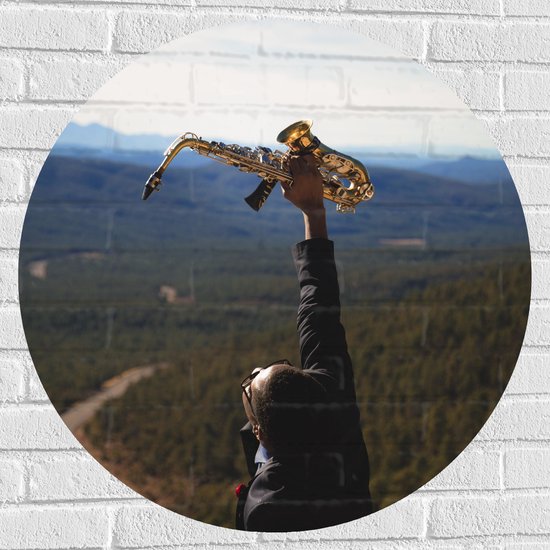 Muursticker Cirkel - Man met Trompet aan de Rand van Cliff met Uitzicht - 80x80 cm Foto op Muursticker