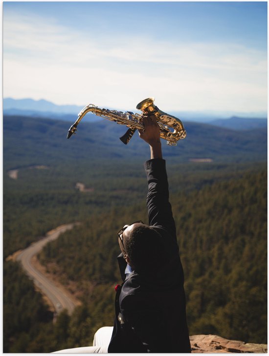 Poster Glanzend – Man met Trompet aan de Rand van Cliff met Uitzicht - 60x80 cm Foto op Posterpapier met Glanzende Afwerking