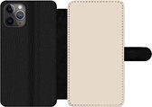 Bookcase Geschikt voor iPhone 11 Pro Max telefoonhoesje - Beige - Effen kleur - Met vakjes - Wallet case met magneetsluiting