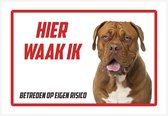 Bord | Waakbord | "Hier waak ik" | 30 x 20 cm | Bordeauxdog | Dogue de Bordeaux | Bordeauxdog | Gevaarlijke hond | Waakhond | Hond | Betreden op eigen risico | Polystyreen | Rechthoek | Witte achtergrond | 1 stuk