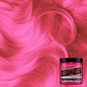 Een potje Manic Panic Cotton Candy Pink haarverf midden in golvend, felroze haar.