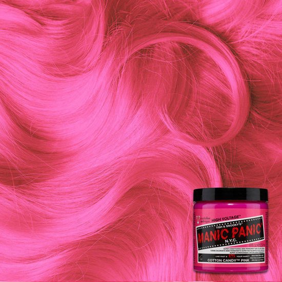 Een potje Manic Panic Cotton Candy Pink haarverf midden in golvend, felroze haar.