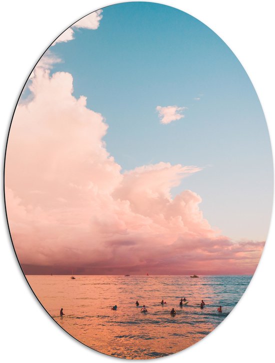 Dibond Ovaal - Surfers onder de Gekleurde Zonsondergang - 72x96 cm Foto op Ovaal (Met Ophangsysteem)