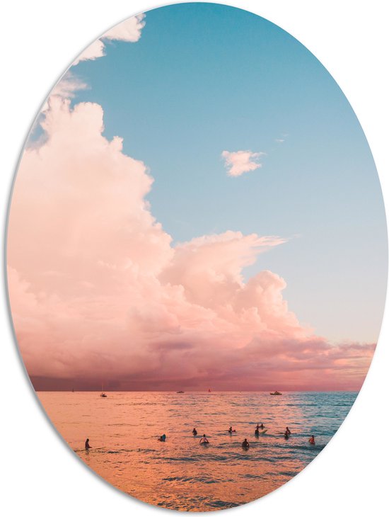 PVC Schuimplaat Ovaal - Surfers onder de Gekleurde Zonsondergang - 81x108 cm Foto op Ovaal (Met Ophangsysteem)