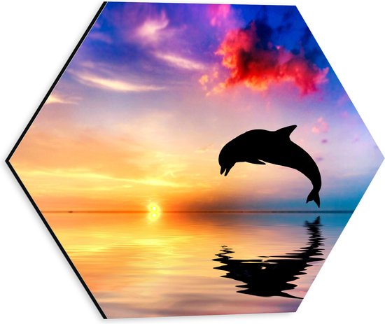 WallClassics - Dibond Hexagon - Zonsondergang bij Silhouet van Dolfijn boven Water in Kleurrijke Omgeving - 30x26.1 cm Foto op Hexagon (Met Ophangsysteem)