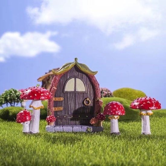 Une petite maison féerique marron avec un toit de feuilles vertes, flanquée de champignons rouges, sur fond de ciel bleu.