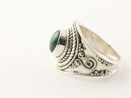 Bague en argent repoussé avec malachite - taille 19,5