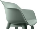 Vue latérale d'une chaise de jardin vert vintage avec accoudoirs, sur fond blanc.