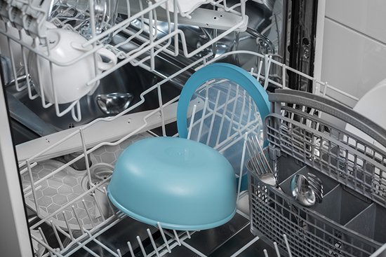 Bol bleu clair et un couvercle turquoise dans un lave-vaisselle.
