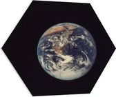 PVC Schuimplaat Hexagon - Vooraanzicht van de Aarde - 70x60.9 cm Foto op Hexagon (Met Ophangsysteem)