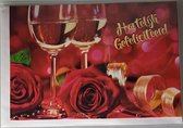 Hartelijk gefeliciteerd! Een bijzondere en luxe kaart met rode rozen en twee glazen gevuld met wijn. Een geschikte kaart voor diverse felicitaties! Een dubbele wenskaart inclusief envelop en in folie verpakt.