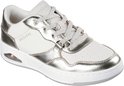Vooraanzicht van een witte sneaker met champagnekleurige leren accenten, veters en een witte zool met luchtdemping.
