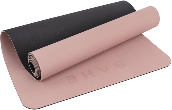 Mauve yogamat met zwarte bovenkant, deels uitgerold, met BAHE logo.
