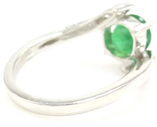 Zilveren ring met een groene ovaal geslepen steen, gezien vanaf de zijkant.