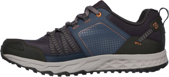 Vue latérale d'une chaussure de randonnée Skechers bleu foncé avec des détails verts et orange.