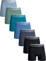 Stapel van zeven Muchachomalo boxershorts in verschillende blauw-, groen- en zwarttinten met witte opdruk op de tailleband.