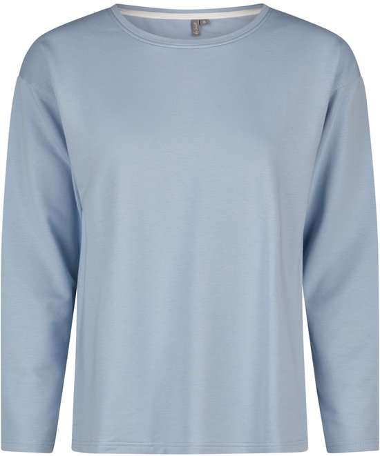 Lichtblauwe sweater met lange mouwen en ronde hals.