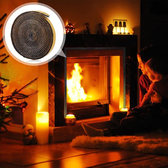 Familie kijkt naar een brandende open haard tijdens kersttijd, met een vergrote weergave van het grijze touw.